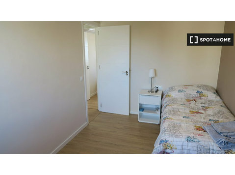 Bright room in 4-bedroom apartment in Triana, Seville - Disewakan