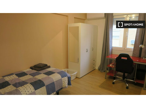 Bright room in 4-bedroom apartment in Triana, Seville - برای اجاره