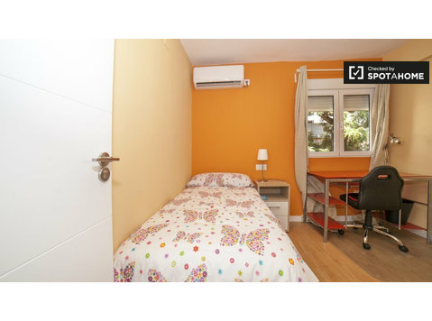 Camera luminosa in appartamento con 4 camere da letto a… - In Affitto