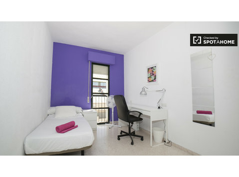 Camera luminosa in appartamento con 5 camere da letto,… - In Affitto