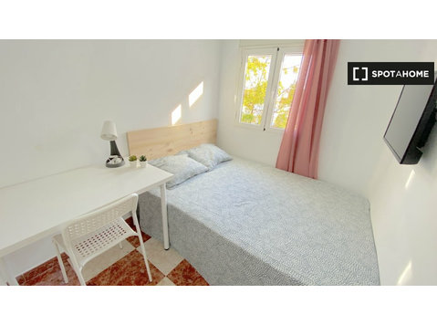 Çift kişilik yatak, TV ve Wi-Fi bulunan aydınlık oda - Kiralık