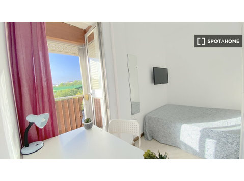 Habitación luminosa con cama de matrimonio y terraza para… - Alquiler