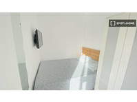 Bright room with double bed and terrace for students - For Rent