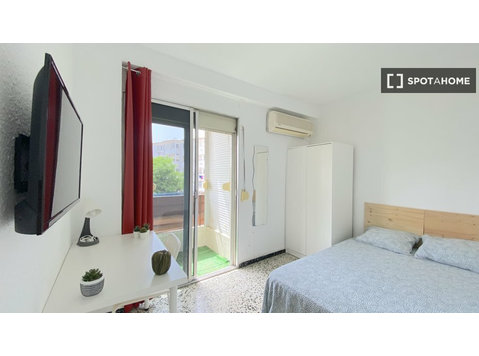 Bright room with double bed and terrace for students - Аренда
