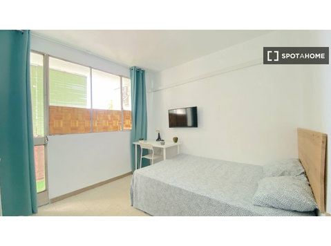Helles Zimmer mit Doppelbett und Terrasse für Studenten - Zu Vermieten