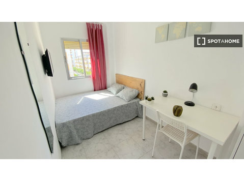 Bright room with double bed equipped for students - De inchiriat