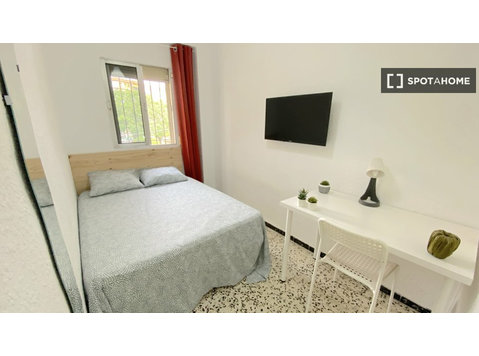 Bright room with double bed equipped for students - الإيجار