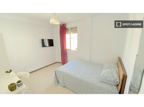 Bright room with double bed equipped for students - Annan üürile