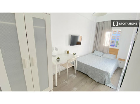 Helles Zimmer mit Doppelbett ausgestattet für Studenten - Zu Vermieten
