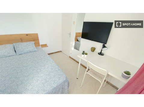 Bright room with double bed equipped for students - Аренда
