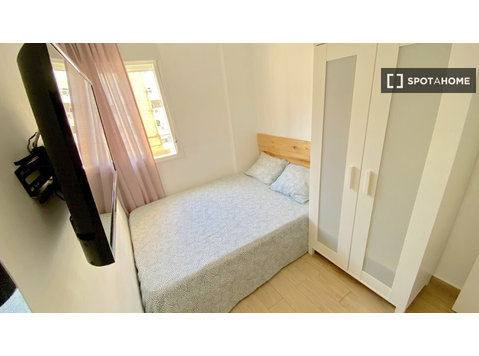 Jasny pokój z podwójnym łóżkiem wyposażonym dla studentów - Do wynajęcia