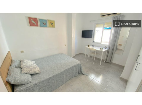 Bright room with double bed equipped for students - За издавање