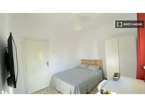 Bright room with double bed equipped for students - השכרה