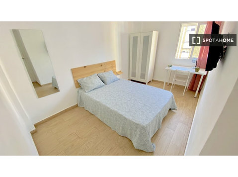 Quarto luminoso com cama de casal equipado para estudantes - Aluguel