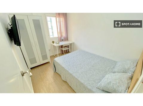 Bright room with double bed equipped for students - K pronájmu