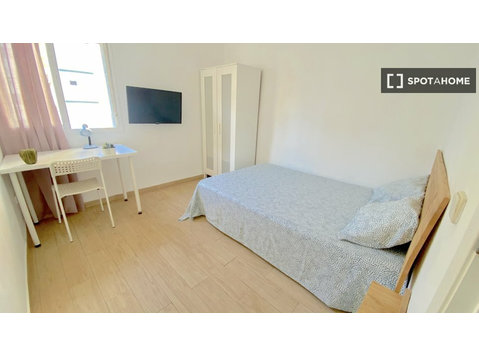 Bright room with double bed equipped for students - 出租