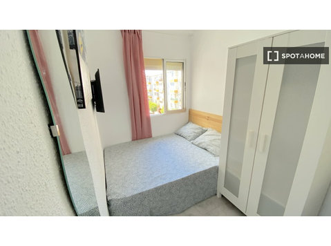 Chambre lumineuse avec lit double équipée pour les étudiants - À louer