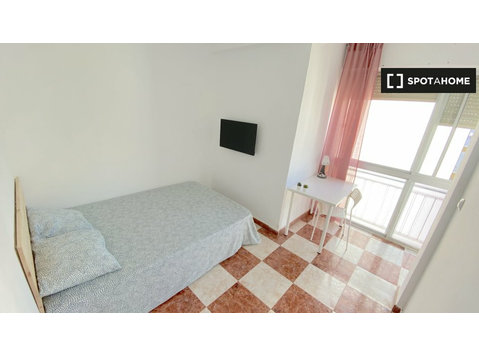 Quarto claro com terraço integrado, cama de casal, TV e… - Aluguel
