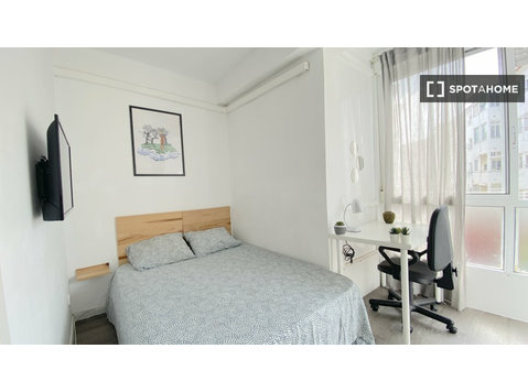 Bright room with integrated terrace + double bed for student - 	
Uthyres
