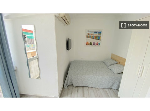 Bright room with integrated terrace + double bed for student - Ενοικίαση