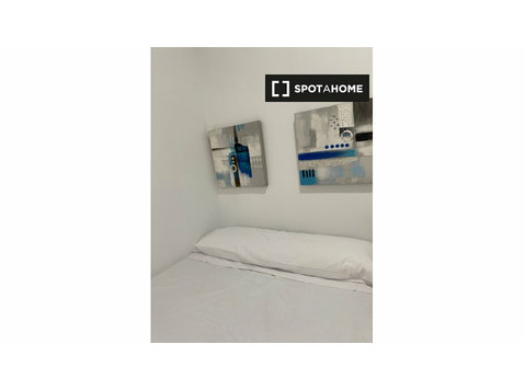Gemütliches Schlafzimmer in 3-Zimmer-Wohnung in Sevilla - Zu Vermieten
