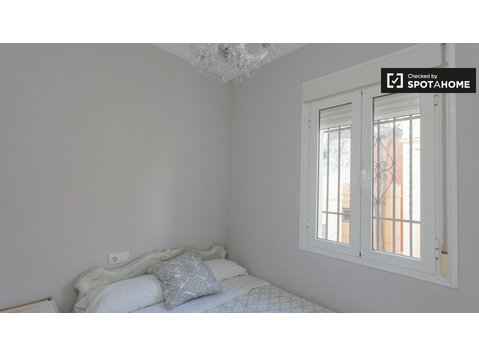 Cozy room in 12-bedroom house, El Porvenir, Sevilla - Vuokralle