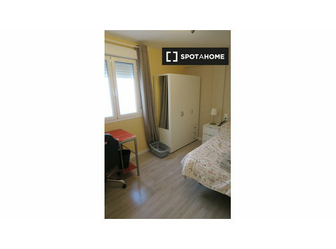 Przytulny pokój w apartamencie z 4 sypialniami w Trianie w… - Do wynajęcia
