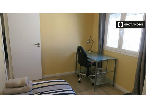Cozy room in 4-bedroom apartment in Triana, Seville - Te Huur