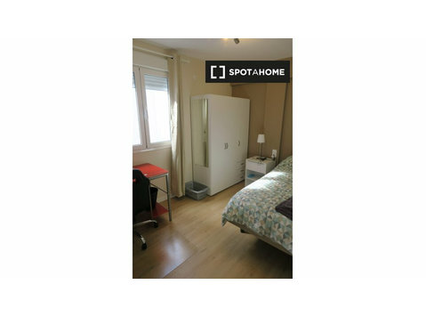 Cozy room in 4-bedroom apartment in Triana, Seville -  வாடகைக்கு 