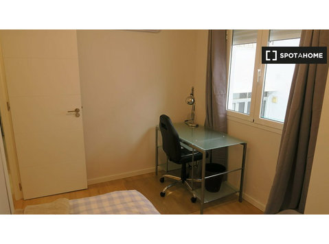 Cozy room in 4-bedroom apartment in Triana, Seville - Te Huur