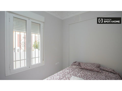 Cute room in 12-bedroom house, El Porvenir, Sevilla - For Rent