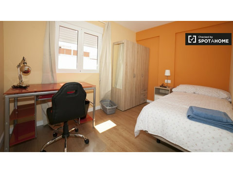 Decorated room in 4-bedroom apartment in Triana, Seville - Аренда