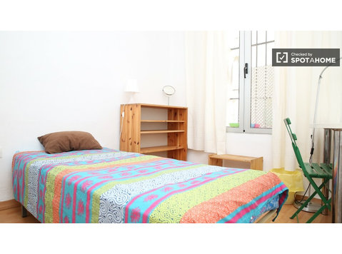 Dekoriertes Zimmer in einer Wohngemeinschaft in Triana,… - Zu Vermieten