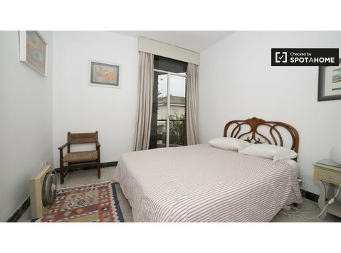 Excelente quarto em casa de 5 quartos em Heliópolis, Sevilha - Aluguel