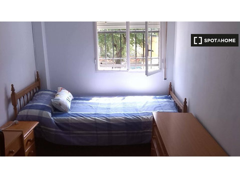 Quarto exterior em apartamento de 4 quartos em La Macarena,… - Aluguel
