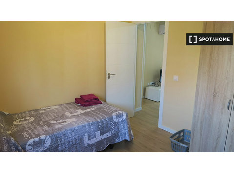 Camera esterna in appartamento con 4 camere da letto a… - In Affitto