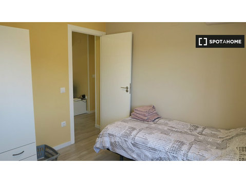 Exterior room in 4-bedroom apartment in Triana, Seville - De inchiriat