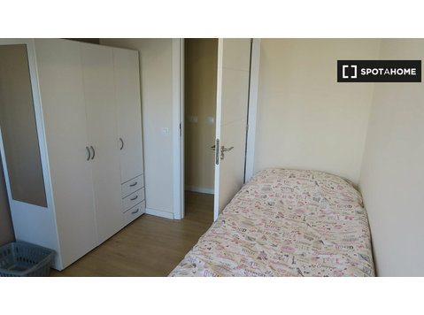 Exterior room in 4-bedroom apartment in Triana, Seville - 空室あり