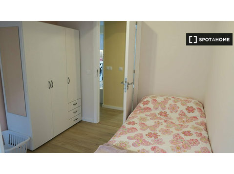 Camera esterna in appartamento con 4 camere da letto a… - In Affitto
