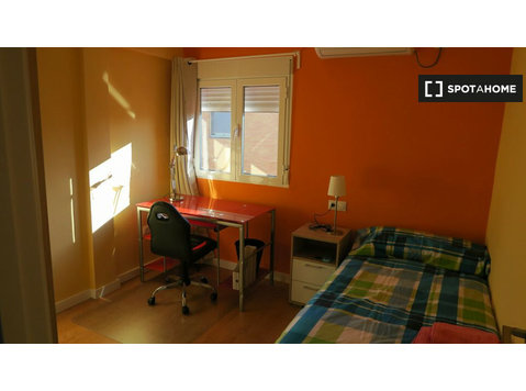 Exterior room in 4-bedroom apartment in Triana, Seville - Vuokralle