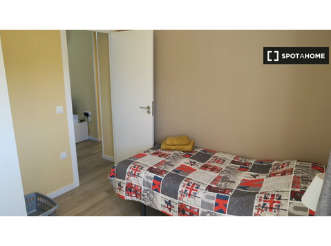 Exterior room in 4-bedroom apartment in Triana, Seville - Te Huur