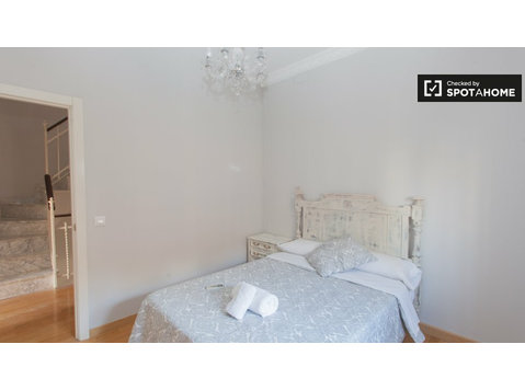 Fashionable room 12-bedroom house, El Porvenir, Sevilla - For Rent