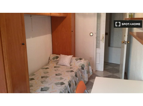 Möbliertes Zimmer in 3-Zimmer-Wohnung La Macarena, Sevilla - Zu Vermieten
