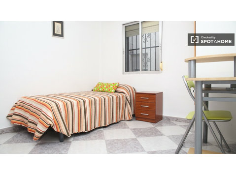 Umeblowany pokój w 3-pokojowym apartamencie La Macarena,… - Do wynajęcia