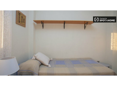 Möbliertes Zimmer in 3-Zimmer-Wohnung in Sevilla - Zu Vermieten