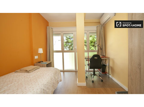 Camera arredata in appartamento con 4 camere da letto a… - In Affitto