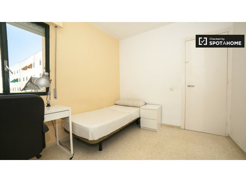 Camera arredata in appartamento con 5 camere da letto a… - In Affitto