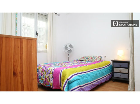 Camera arredata in appartamento condiviso a Triana, Siviglia - In Affitto