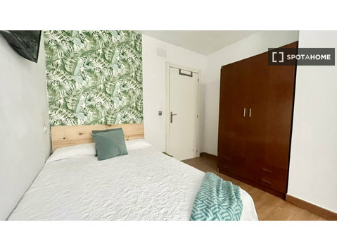 Habitación con cama doble, TV 32', WIFi, y terraza - For Rent