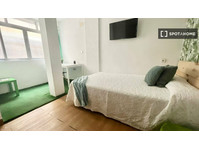 Habitación con cama doble, TV 32', WIFi y terraza. - Alquiler